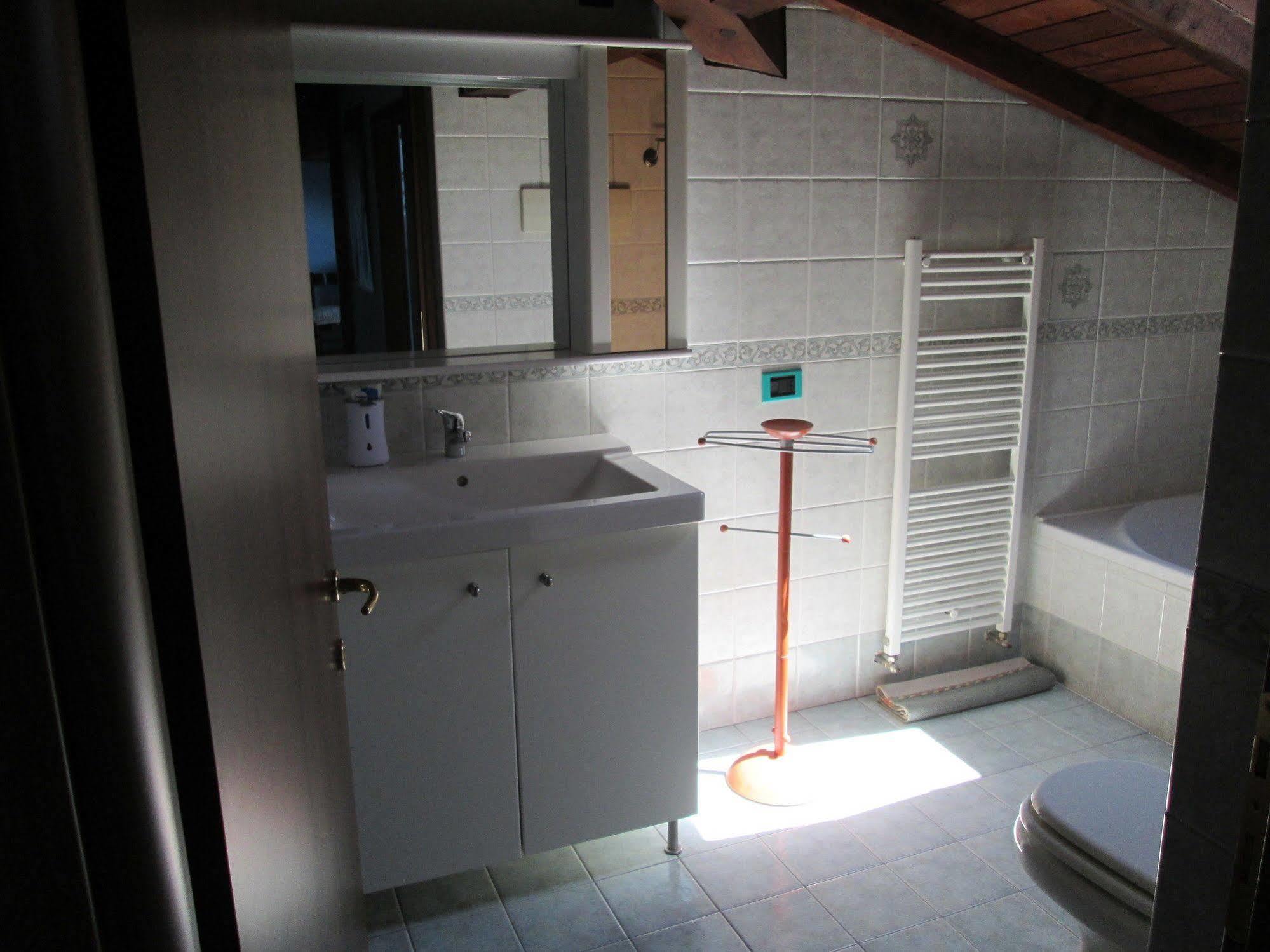 La Casa Del Borgo Bed & Breakfast Brissago-Valtravaglia ภายนอก รูปภาพ